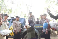 Kapolres Kendal Naik Perahu Nelayan Antar Bantuan Beras ke Warga Sigentong