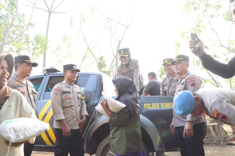 Kapolres Kendal Naik Perahu Nelayan Antar Bantuan Beras ke Warga Sigentong
