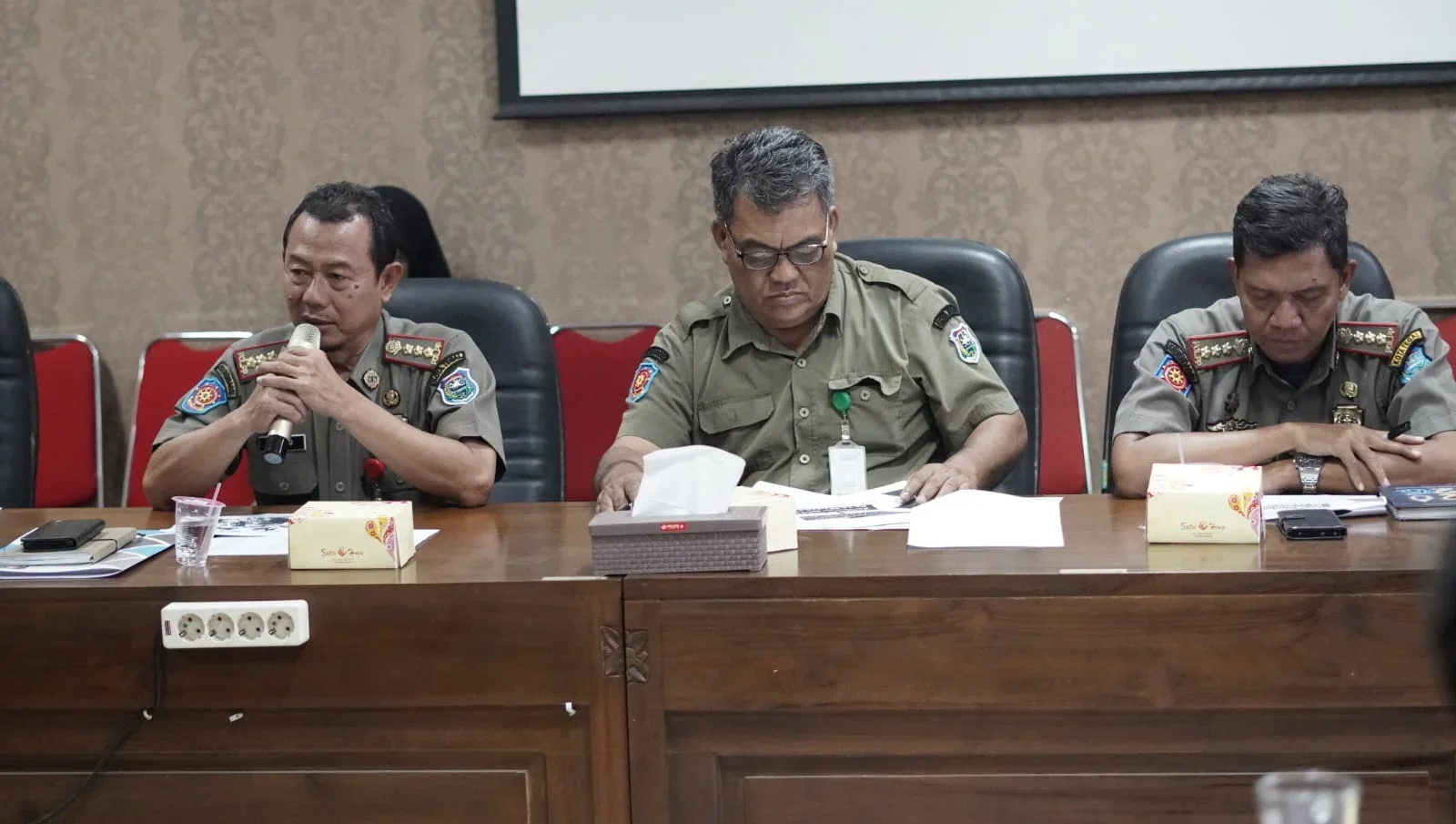 Jajaran Satpol PP Kota Tegal, menghadiri rapat kerja bersama Komisi I DPRD Kota Tegal.