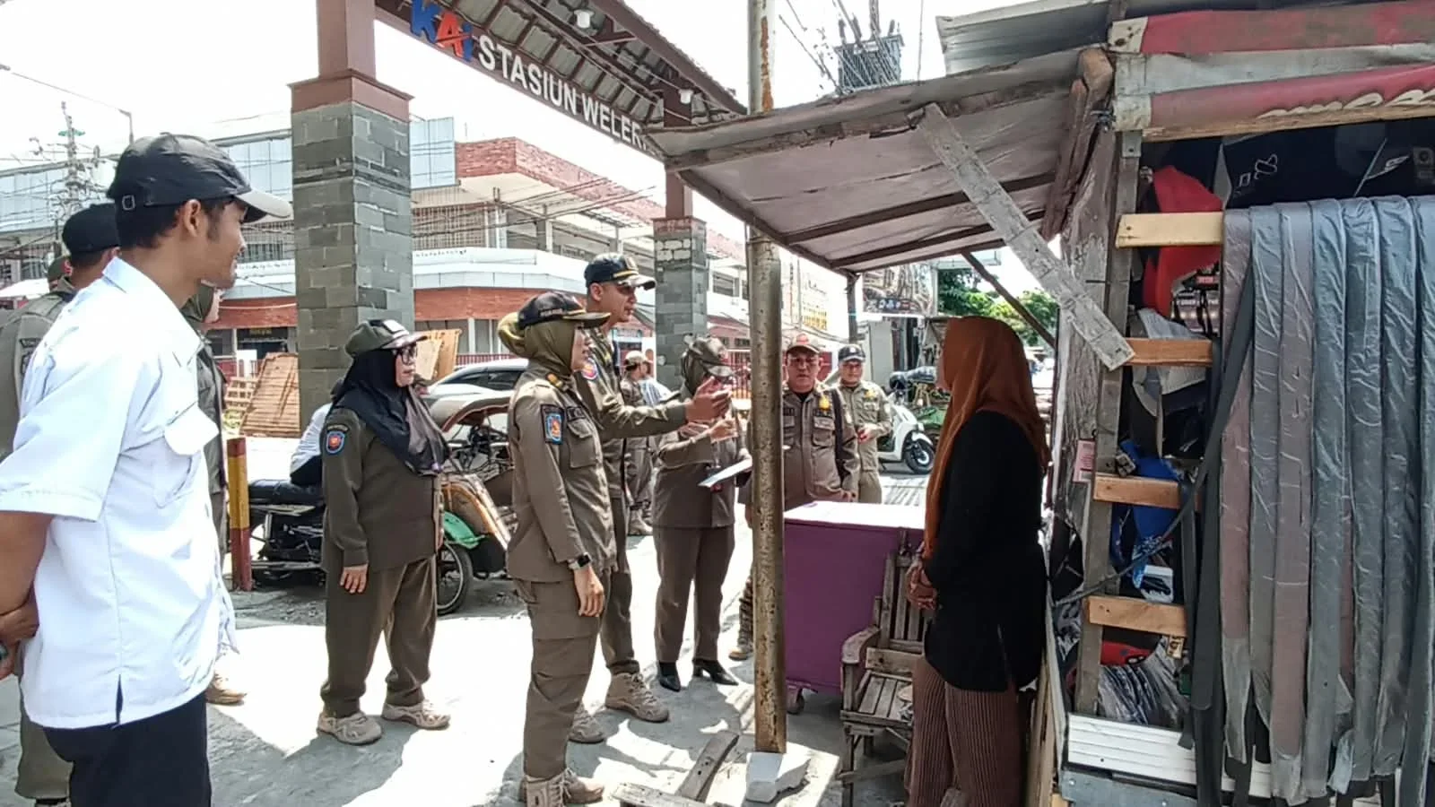 Jalur Pasar-Stasiun Weleri Kendal Jadi Perhatian, PKL Diberi Imbauan Humanis