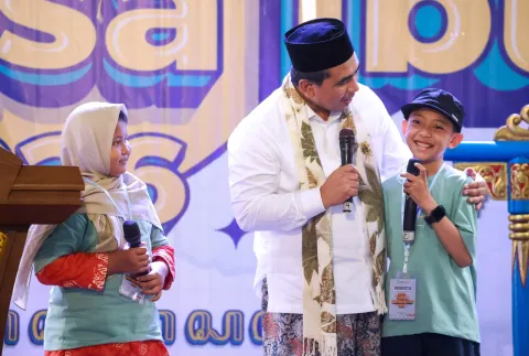Di Festival Tunas Bahasa Ibu, Taj Yasin Kasih Hadiah Siswa yang Bisa Berbahasa Jawa