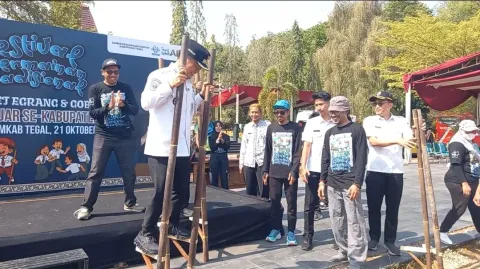 Lestarikan Budaya , Ratusan Pelajar Tegal Adu Lomba Estafet Egrang dan Gobak Sodor