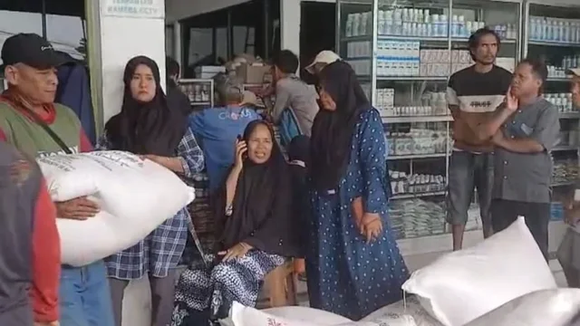 petani antre pupuk di Brebes