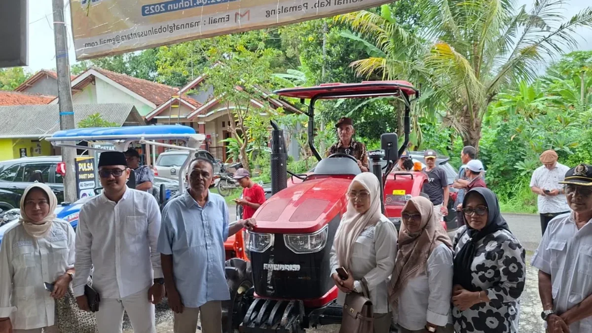 Ketua DPC Gerindra Pemalang, Rama dan Wakil Ketua DPRD Pemalang, Wardoyo menyerahkan bantuan alat pertanian.