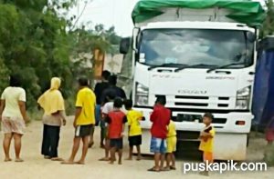 Jalan Rusak Dan Berdebu, Warga Blokir Jalan Untuk Proyek Tol