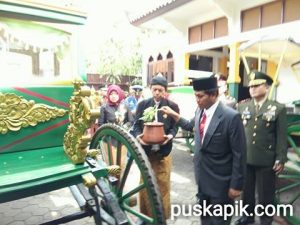 Bupati Pimpin Jamasan Kereta Kencana Dan Benda Pusaka