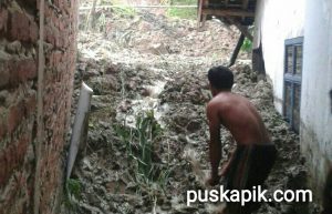 Hujan Lebat, 7 Rumah Warga Tertimpa Tanah Longsor