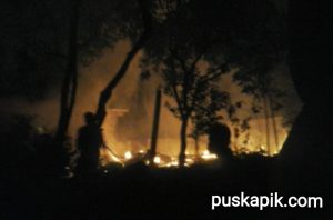 4 Rumah Kayu Ludes Terbakar