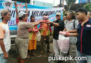 Hari Pers Nasional, Jurnalis Berbagi Nasi Bungkus