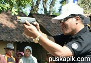 Bupati Pemalang Unjuk Kebolehan Gunakan Pistol