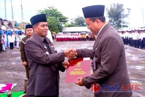 Bupati Serahkan Hadiah  Kompetisi SAINT Madrasah