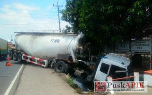 Sopir Ngantuk, Truk Semen Nyemplung Ke Sungai