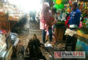 Pedagang Keluhkan Rusaknya Akses Jalan Pasar