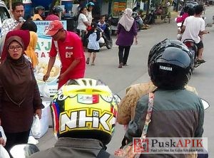 Bagikan Takjil, Dharmawanita PDAM Tirta Mulia Pemalang Sasar pengguna Jalan Depan SPBU