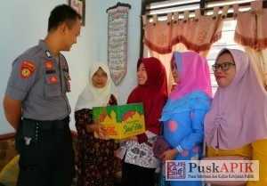 Bhayangkari Comal Serahkan Tali Asih Dan Bingkisan Lebaran