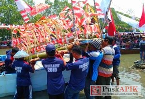 Warga Ketapang Larung Saji Dalam Pesta Laut