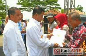 Proses Selesai, Bupati Serahkan Sertifikat Tanah WargaÂ 