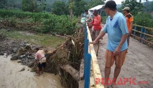 Pasca Banjir Bandang, Warga Wotgalih Tegal Bersihkan Sungai Lohgeni