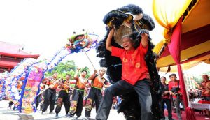 Rayakan Imlek di Sam Poo Kong Semarang, Gubernur Ganjar Main Barongsai