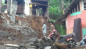 Diguyur Hujan Deras, Satu Unit Rumah Runtuh Terbawa Tanah Longsor