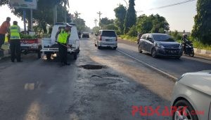 Waspada, Jalan di Sisi Barat Rel KA Gandulan Pemalang Banyak Berlubang