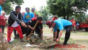 Wali Kota Pekalongan Gotong-Royong Bersama Pedagang Bersihkan Taman Wilis