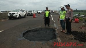 Awas Jalan Berlubang di Tol Pemalang-Batang