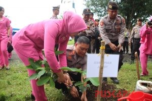 Polisi, TNI dan ASN Tanam Ratusan Bibit Pohon Buah