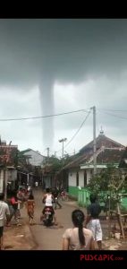 Puting Beliung Terjang Pantai Celong, Rumah dan Warung Roboh