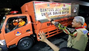 Pemprov Jateng Kirim Popok hingga Seragam Sekolah bagi Korban Banjir Jakarta