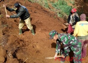 Longsor Sebabkan Akses Jalan Penghubung Pranten-Dieng Tertutup Total