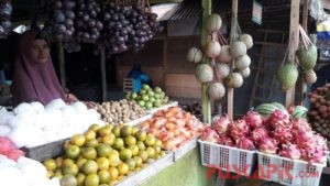 Musim Hujan Omset Penjual Buah Turun