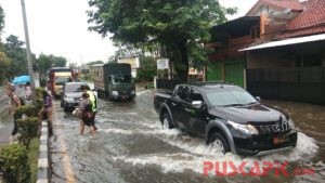 Jalur Pantura Banjir Antrean Kendaraan 3 Km