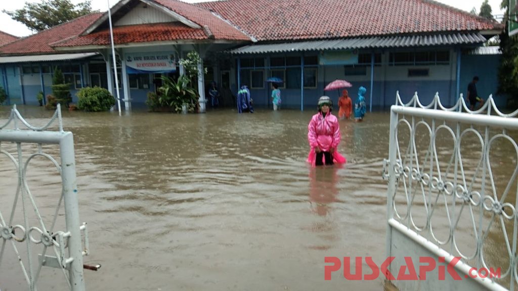 Puluhan Sekolah Terendam Banjir