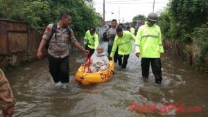 Dramatis, Evakuasi Nanek 90 Tahun dari Genangan Banjir