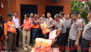 Banjir Rendam Sejumlah Titik, Polres Batang Bantu Peralatan bagi Relawan BPBD