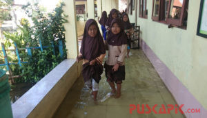 Sekolah Dikepung Banjir, Siswa Tetap Semangat Belajar di Tengah Genangan Air