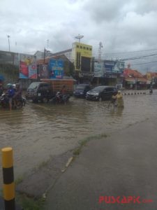 Nekat Tembus Genangan Lampu Merah Comal, Sejumlah Kendaraan Mogok