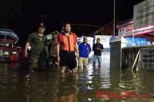 Lihat, Bupati Junaedi Blusukan Tengah Malam ke Lokasi Banjir