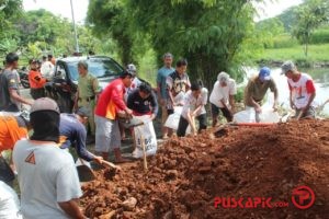 25 Ribu Karung Tanah Merah Dipasang untuk Tanggul Darurat