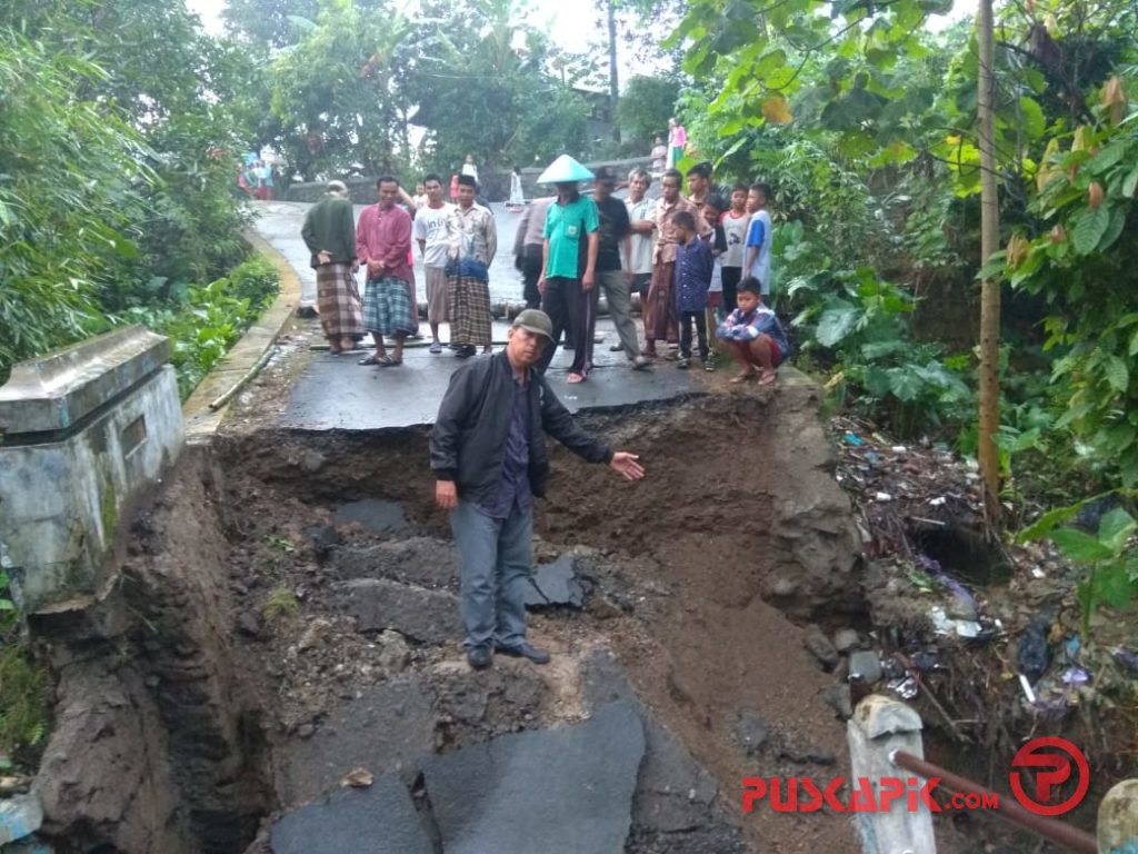 Diterjang Longsor, Jembatan di Pemalang Ambruk