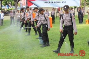 Siap Basmi Corona, Polres Pemalang Latih Anggota Gunakan Alat Semprot Disinfektan