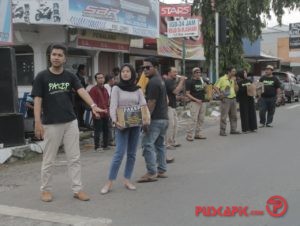 Aktivis Pakep Ngamen untuk Bantu Korban Kebakaran