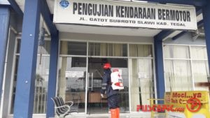 PMI Tegal Semprot Disinfektan Tempat Publik