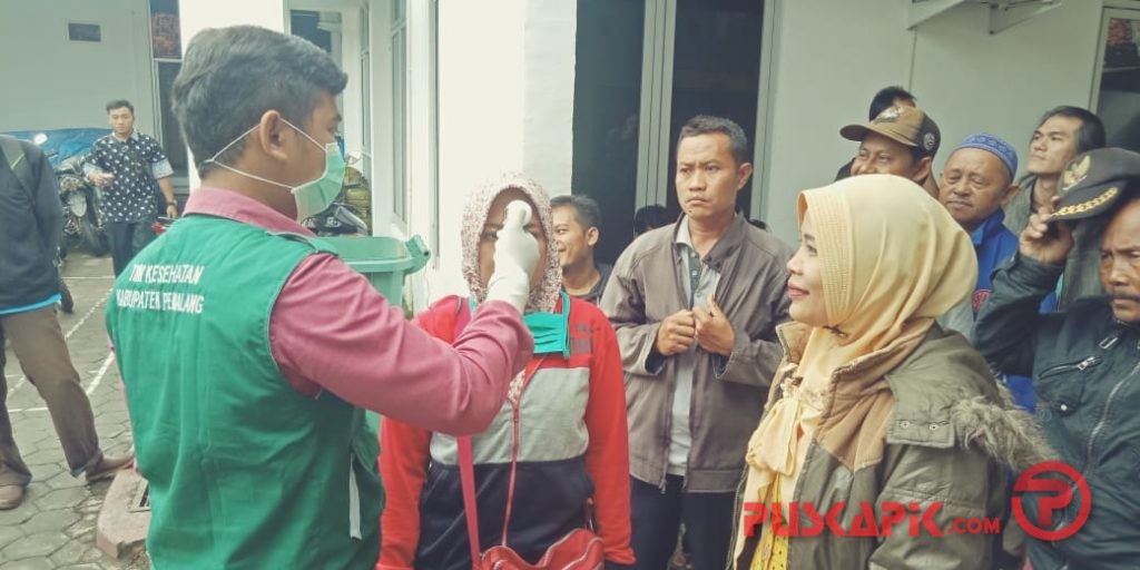 Kejari Pemalang Periksa Suhu Tubuh Pelanggar Lalu-lintas