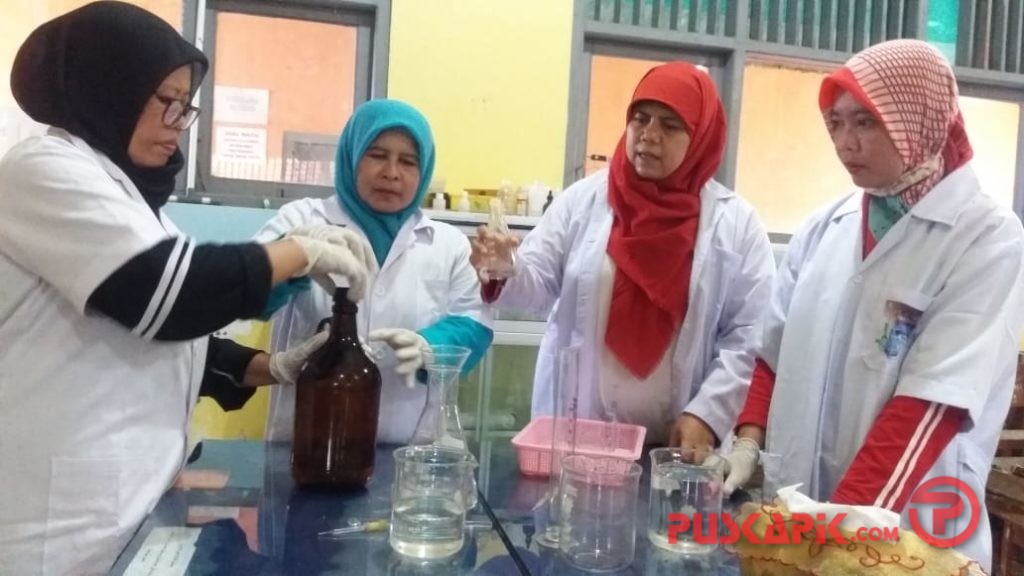 Keren! MAN 2 Brebes Produksi Hand Sanitizer