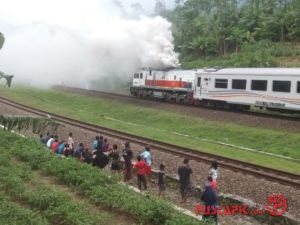 Ish! KA Bogowonto Keluarkan Asap Tebal