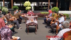 Rapat Sambil Berjemur, Bupati Banyumas Instruksikan Bubarkan Kerumunan Massa