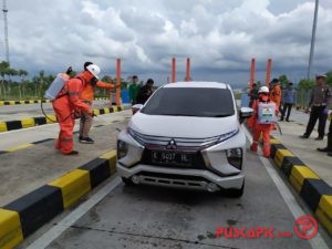 GP Ansor dan Polisi Semprot Disinfektan di Gerbang Tol