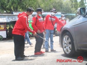 PDIP Pemalang Bagi Masker dan Semprot Alun-alun